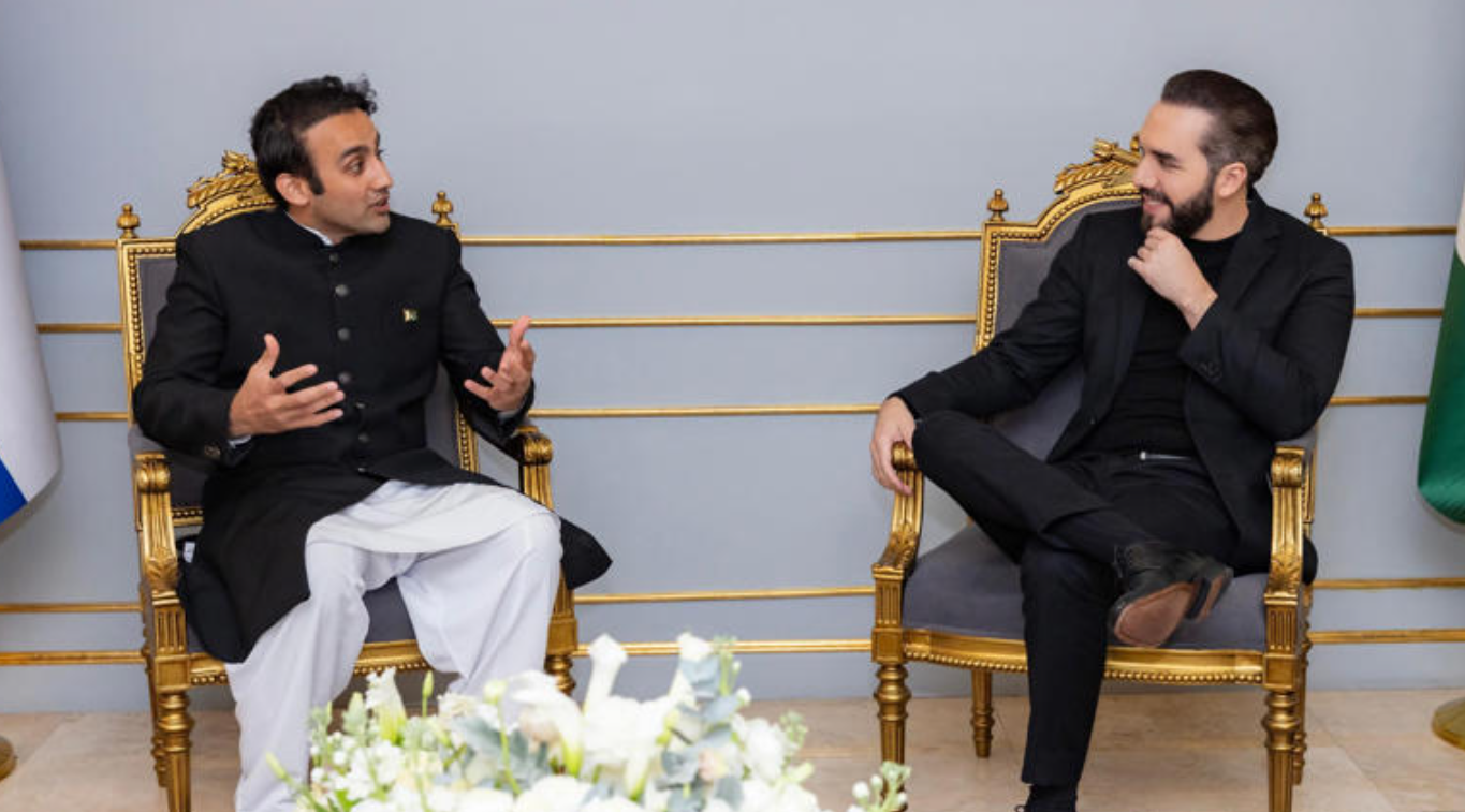 Bukele se reúne en San Salvador con el director del Consejo de Criptomonedas de Pakistán